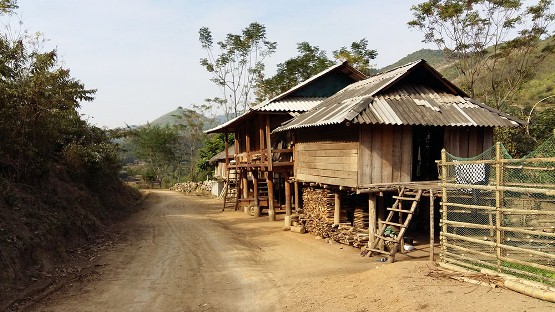 Những con đường vươn tới bản Mông